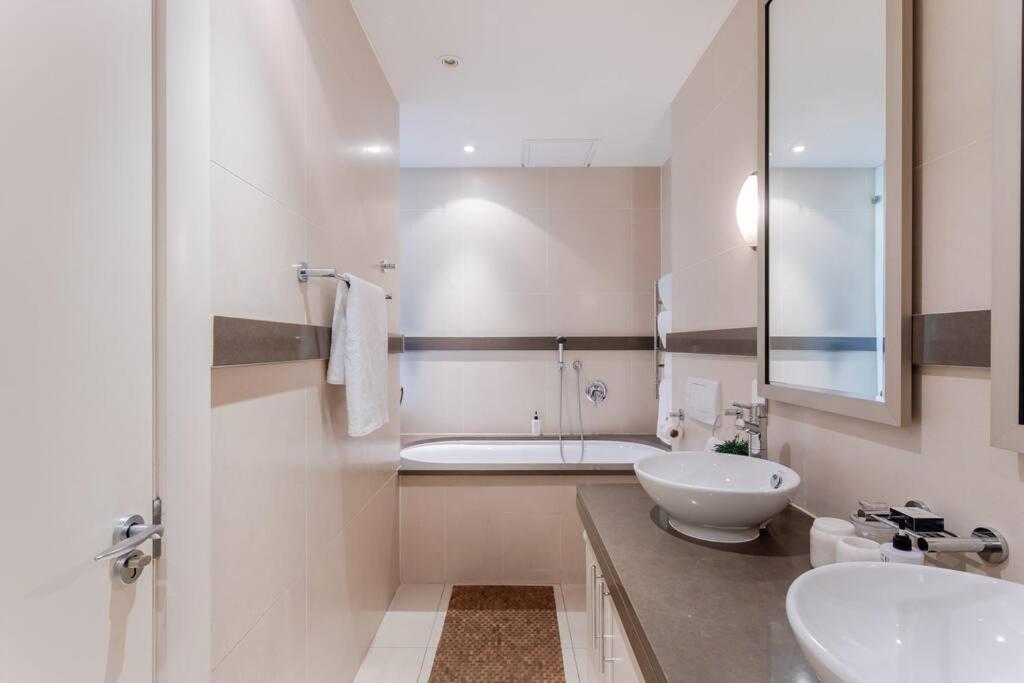 Outstanding V&A Marina Waterfront Apartment كيب تاون المظهر الخارجي الصورة